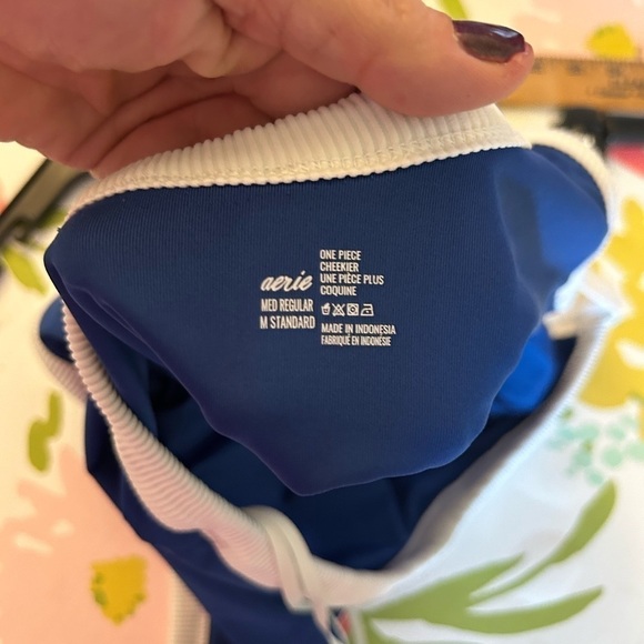 Aerie Best Babes One Piece Swimsuit One
Shoulder Cheekier
Graphic Print medium - Picture 4 of 5